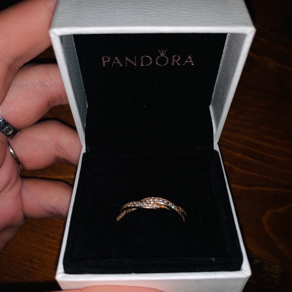 SPARKLING TWISTED LINES RING - Picture 3 of 4